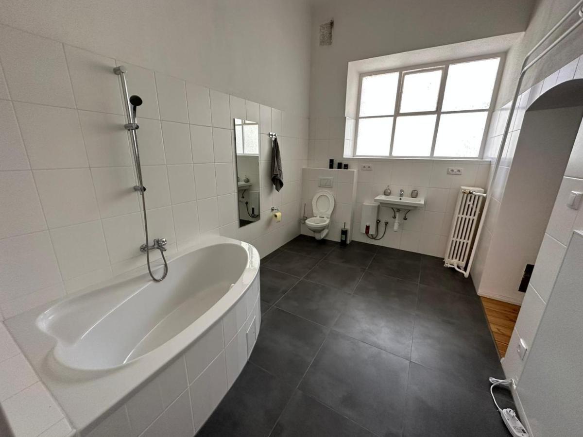 Central Plaza Great Apartment 4 Bedroom 3 Bathroom Bruckneudorf Екстериор снимка