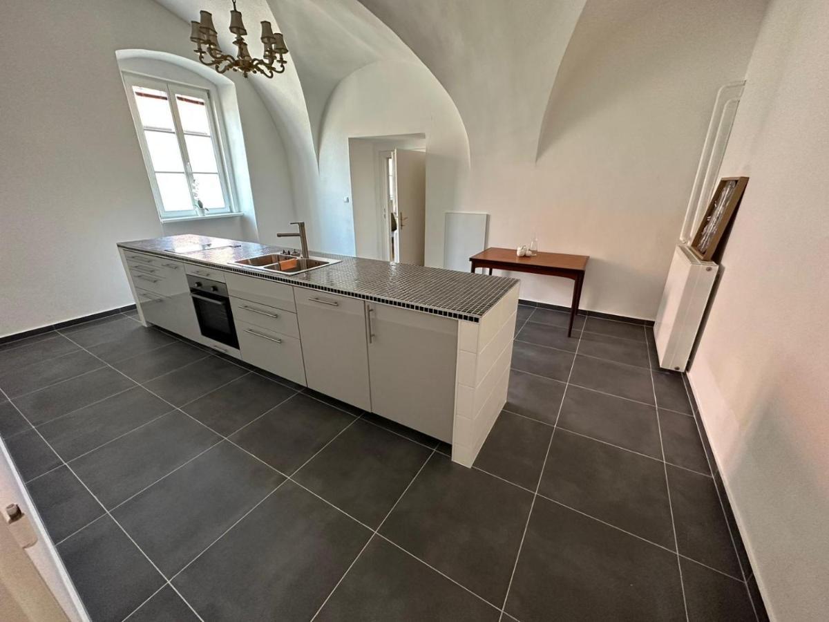 Central Plaza Great Apartment 4 Bedroom 3 Bathroom Bruckneudorf Екстериор снимка